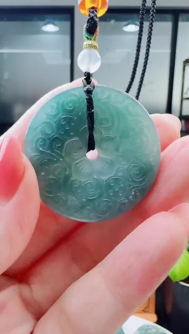 翡翠未镶嵌颈饰多样性发货其中一件