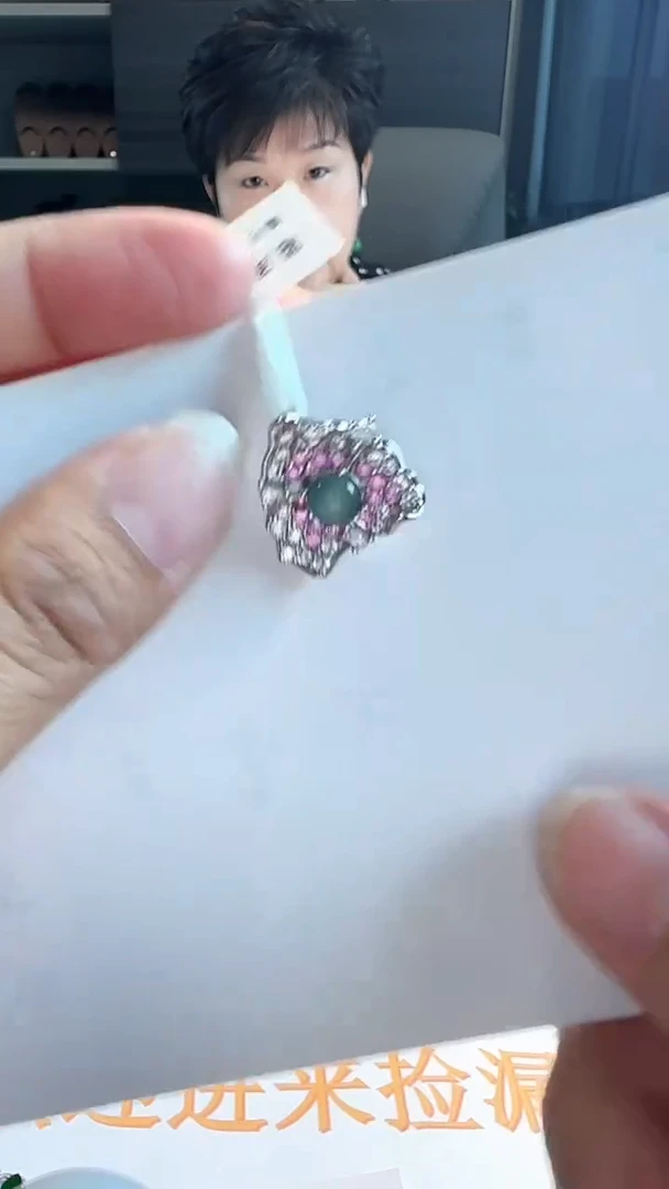 翡翠挂件未镶嵌翡翠