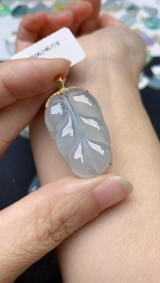 翡翠18K金镶嵌颈饰天然缅甸A货翡翠