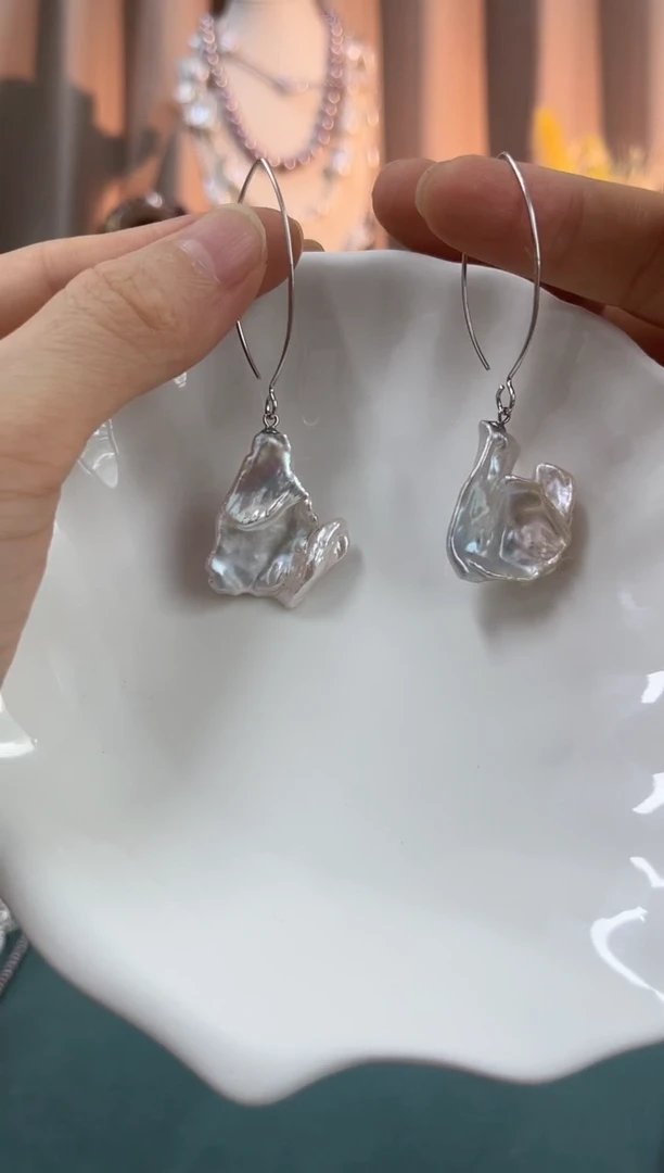 银S925镶嵌耳饰淡水珍珠蓝光大花瓣耳饰