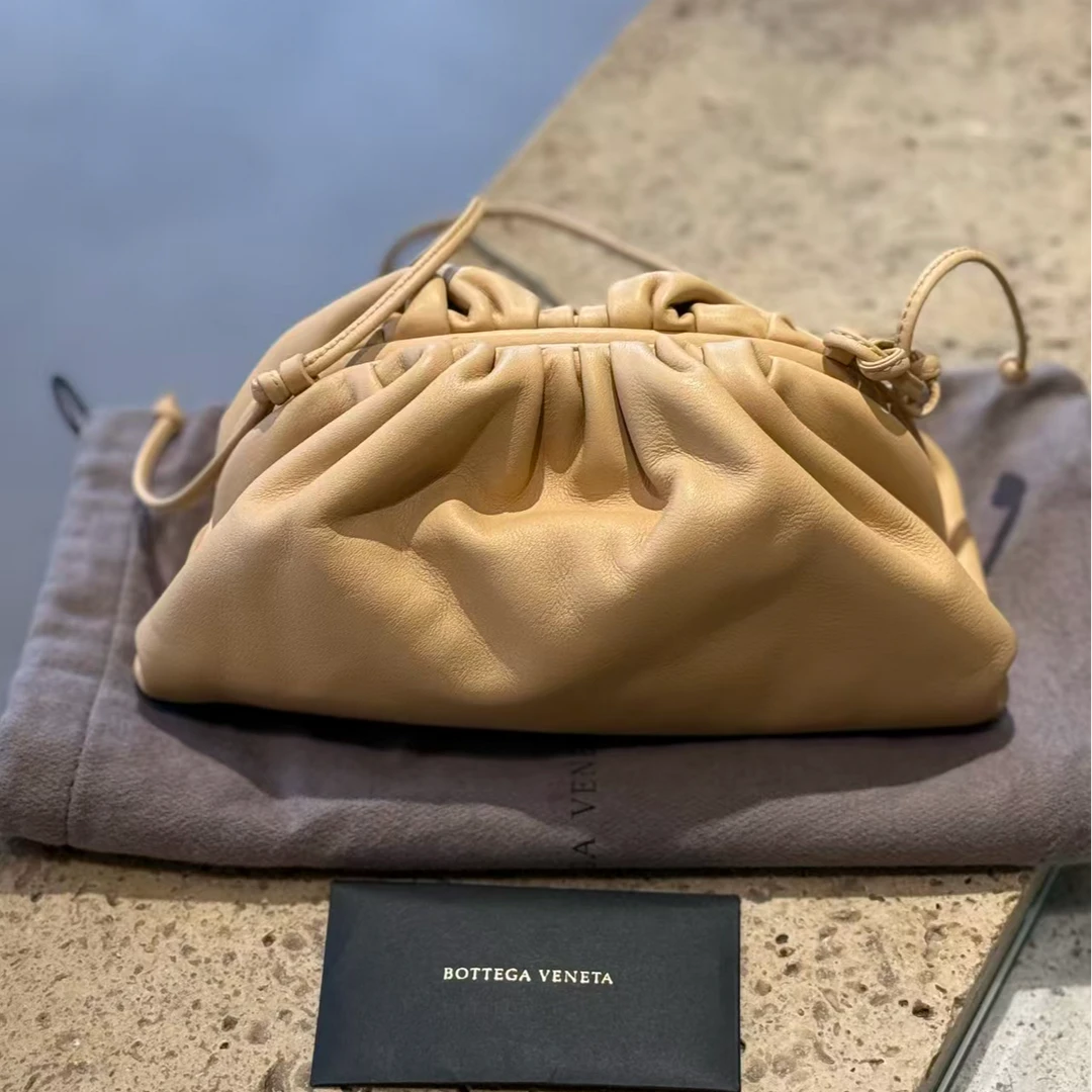 95新 BOTTEGA VENETA/葆蝶家 BV 云朵包mini 米黄色/cc/091112