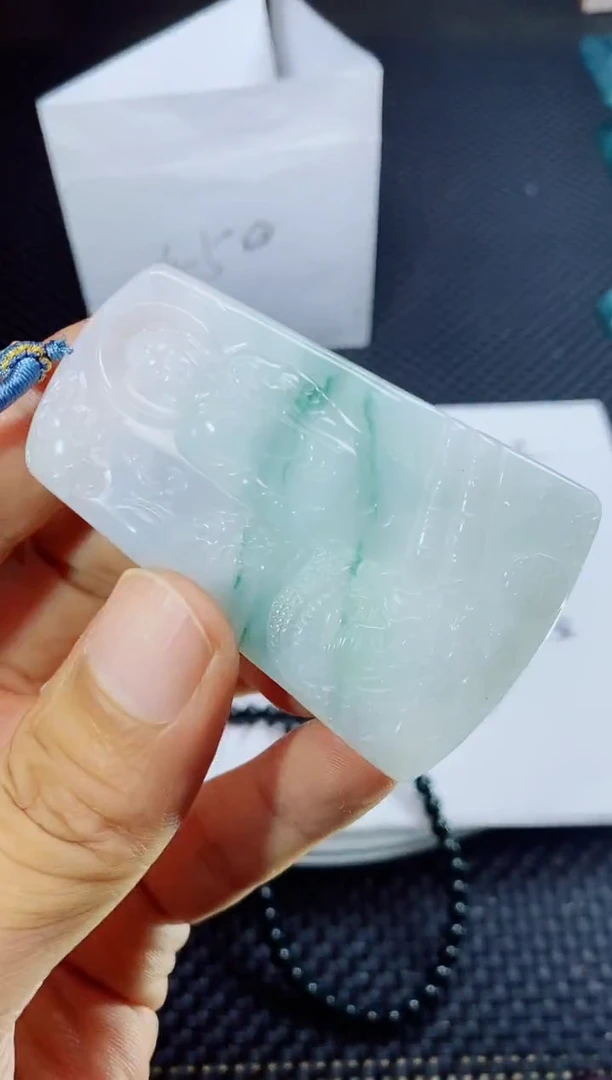 翡翠未镶嵌颈饰