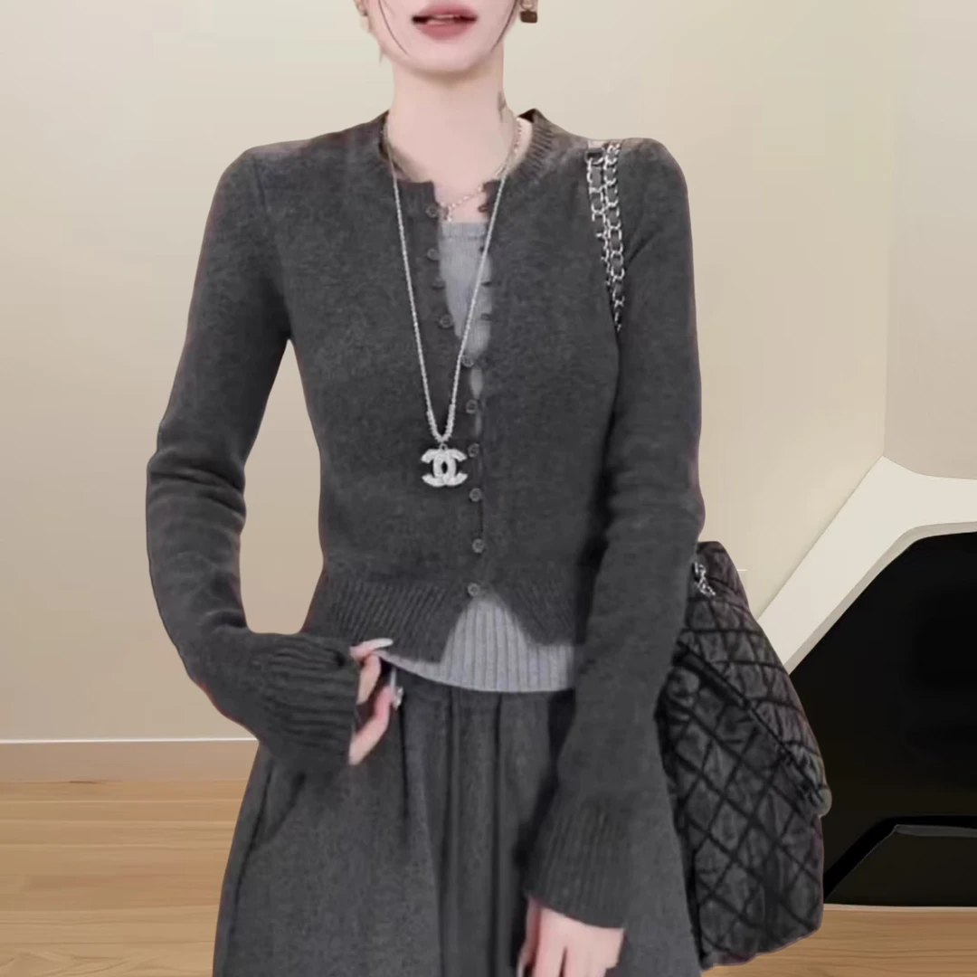 灰色假两件撞色高级感秋冬长袖毛衣女单排扣圆领休闲百搭洋气女装