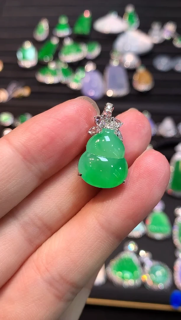 吊坠(赠链)18K金镶嵌翡翠满绿葫芦吊坠