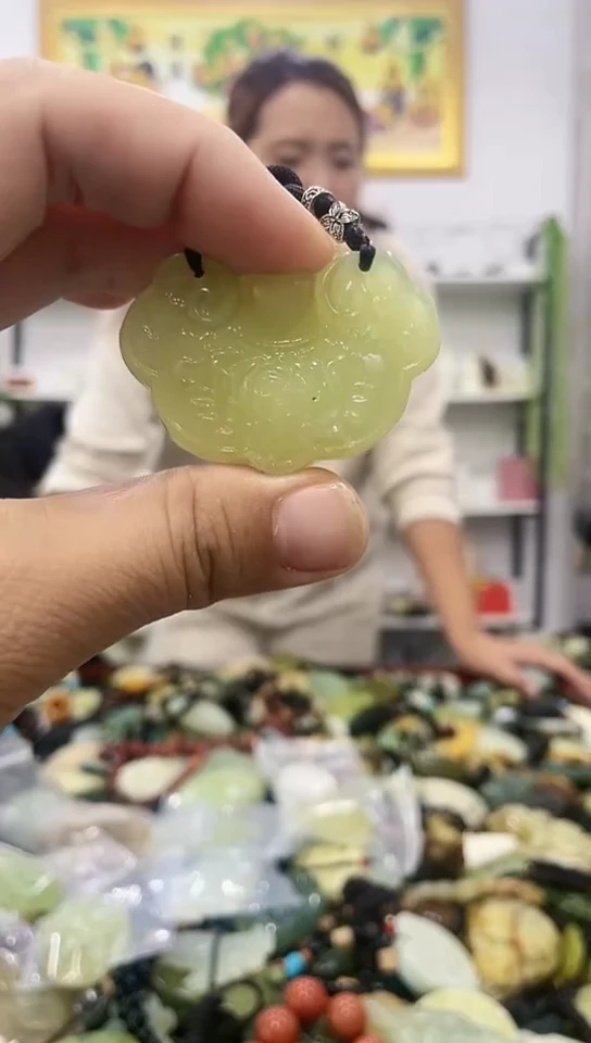 未镶嵌蛇纹石玉吊坠