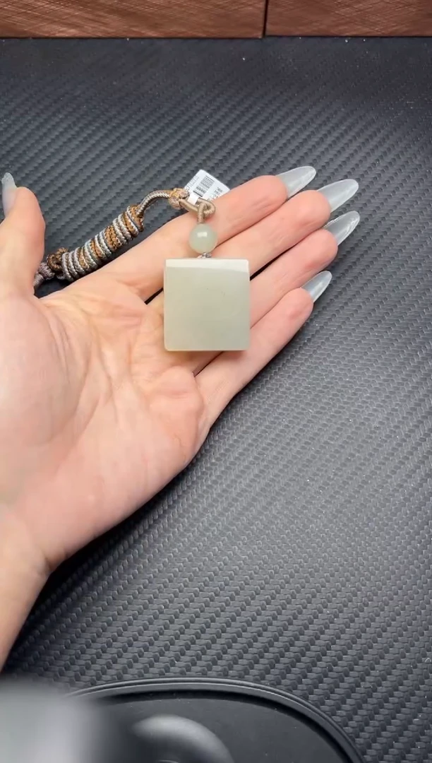 吊坠(赠链)未镶嵌和田玉黑山微色差吊坠Jm