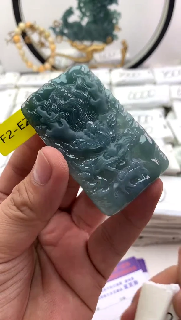 翡翠未镶嵌颈饰龙牌