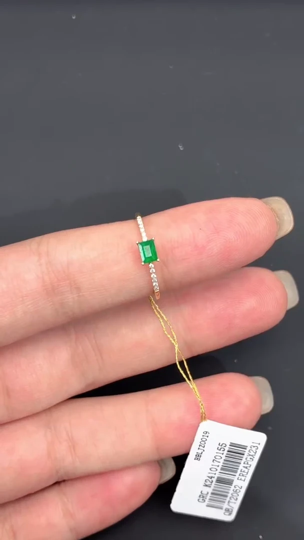 18K金镶嵌戒指祖母绿主石0.26ct