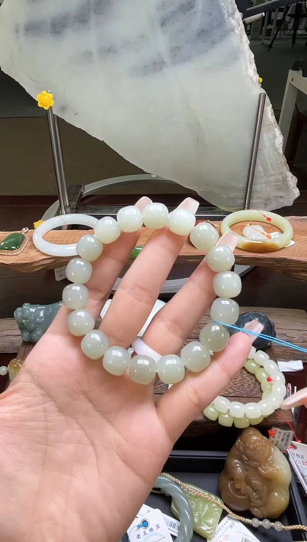 手串未镶嵌和田玉卡12且末青白老型 9010972