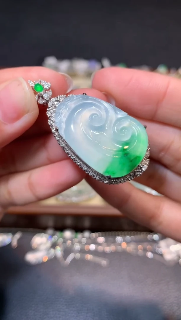 颈饰18K金镶嵌翡翠1