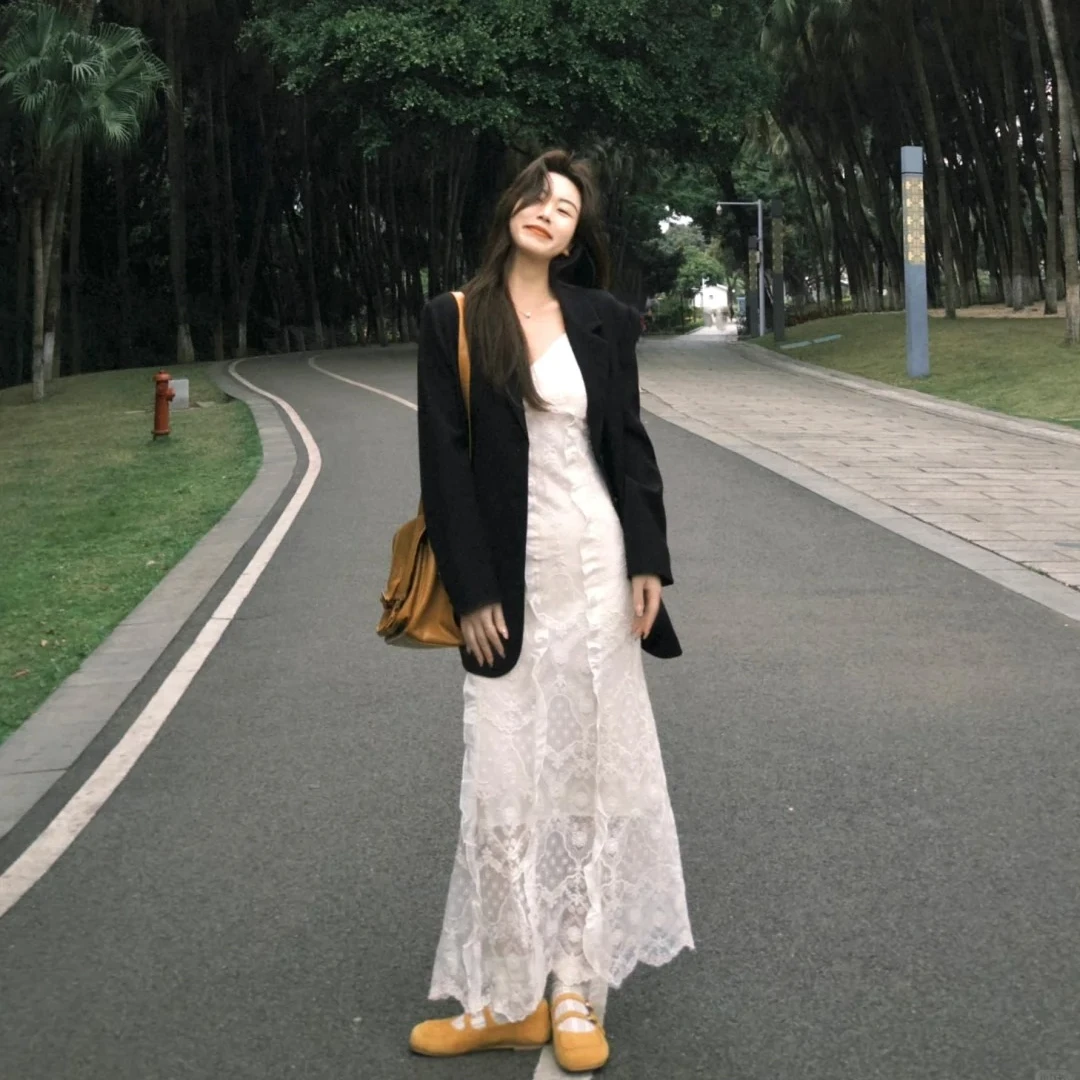 法式气质温柔吊带裙连衣裙女夏季蕾丝设计感小众开叉裙子海边长裙