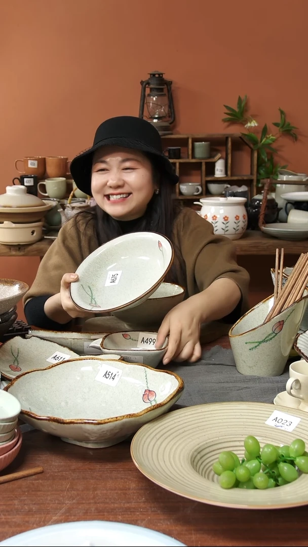 陶瓷A675 一只手绘荷花黑点深盘22*5.5可能微瑕