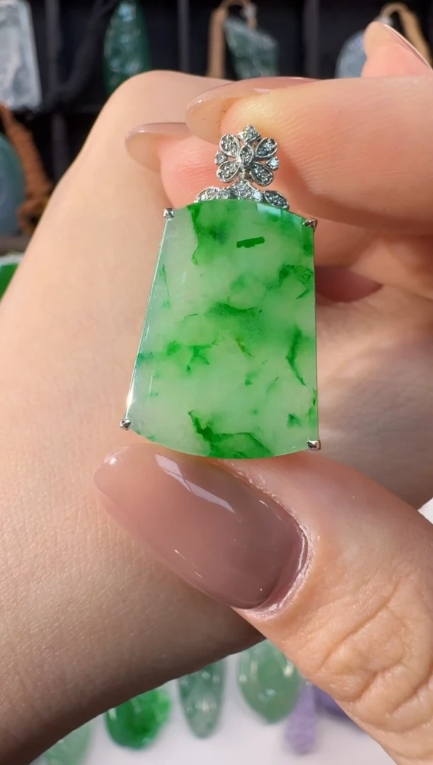 颈饰18K金镶嵌翡翠缅甸A货翡翠