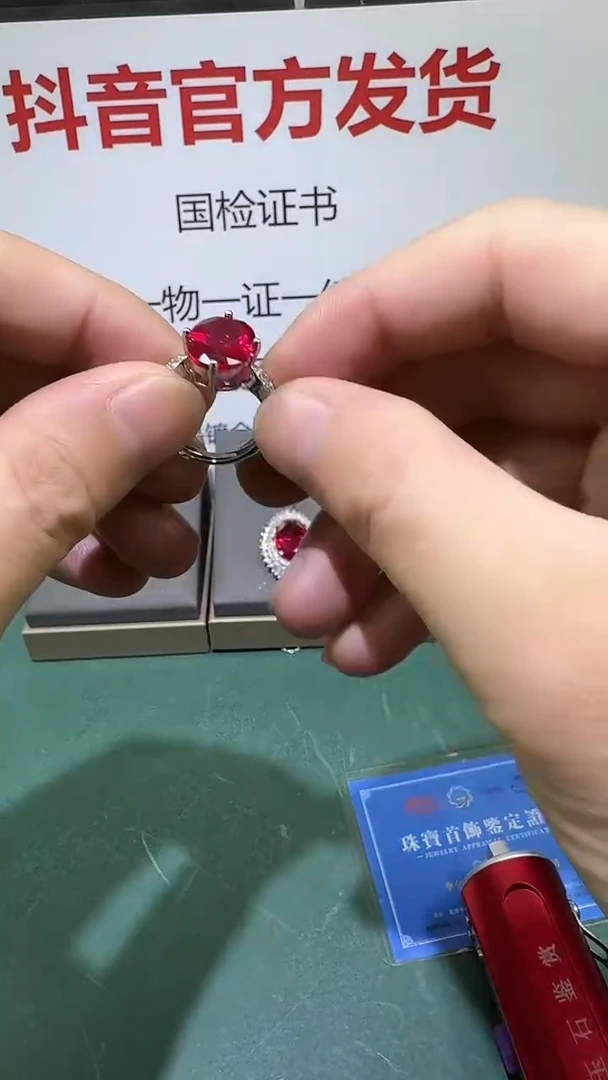 颈饰18K金镶嵌钻石1