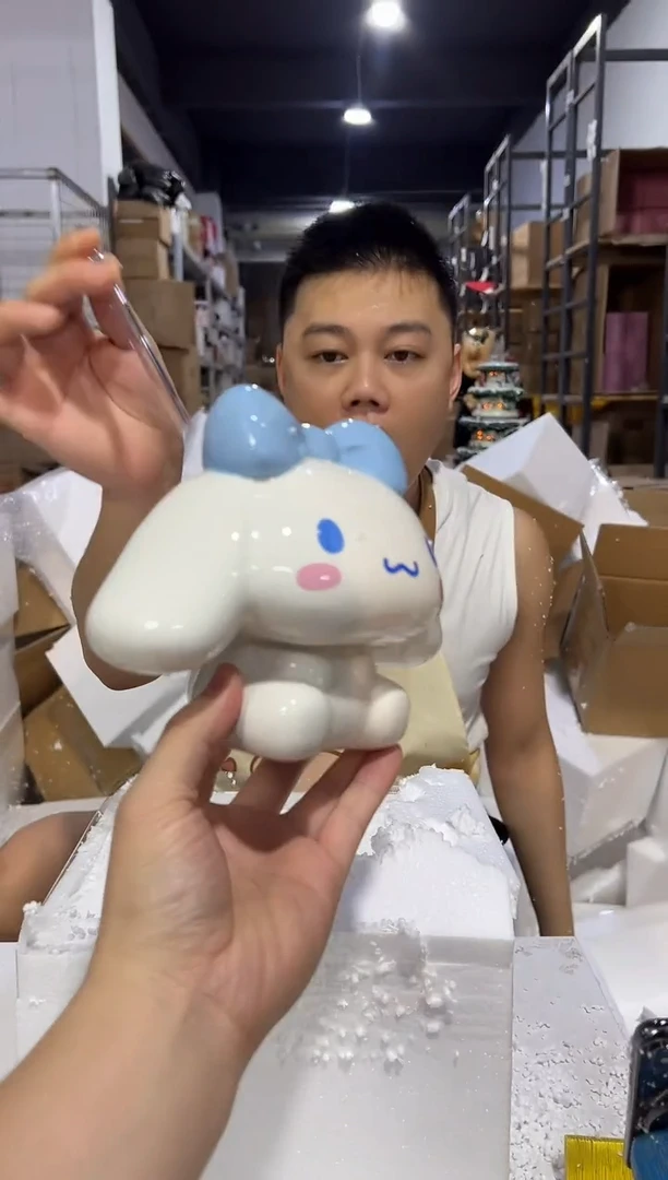 瓷片玉桂狗蹲坐笔筒