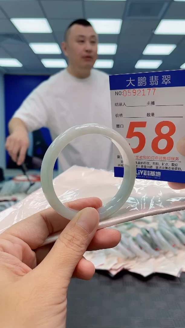 翡翠手镯未镶嵌AAAAAAAA