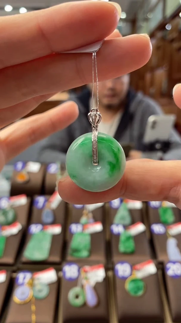 【闪购商品】翡翠颈饰18K金镶嵌平安扣