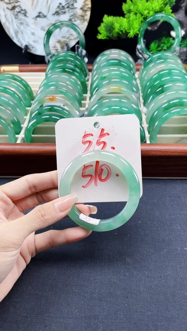 未镶嵌手镯石英质玉（非洲翠）手镯