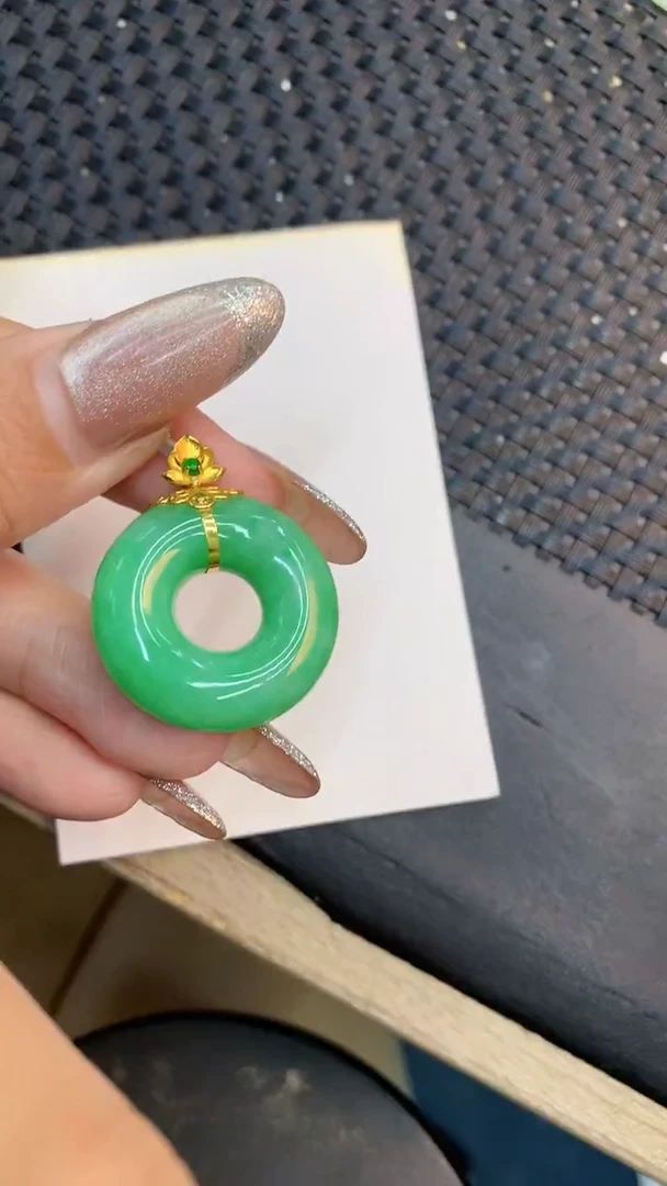 颈饰18K金镶嵌翡翠1