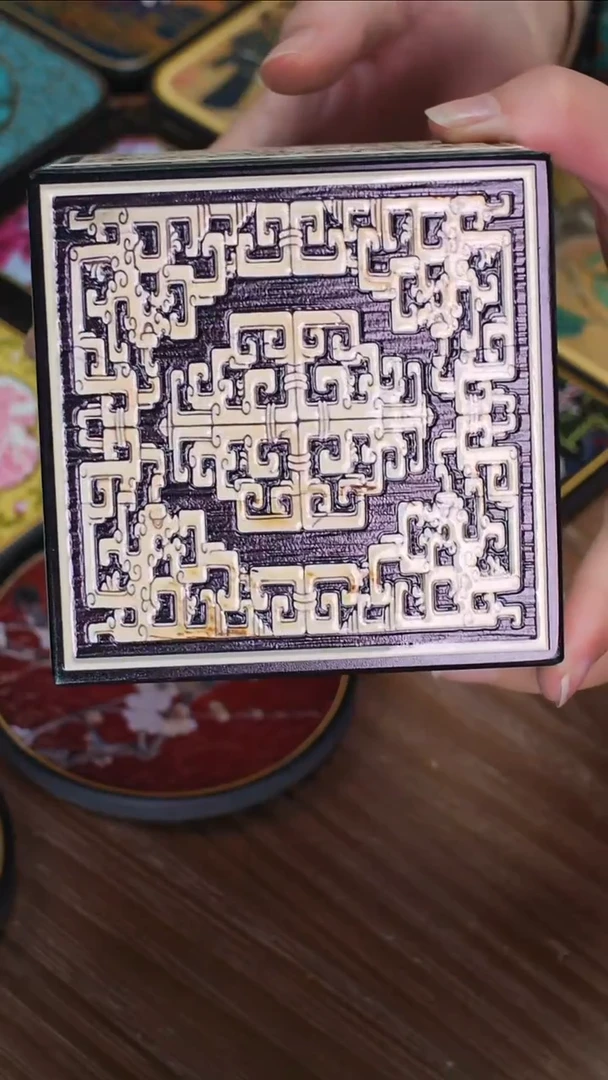 壹藏贰宝牙雕图案十公分盒子