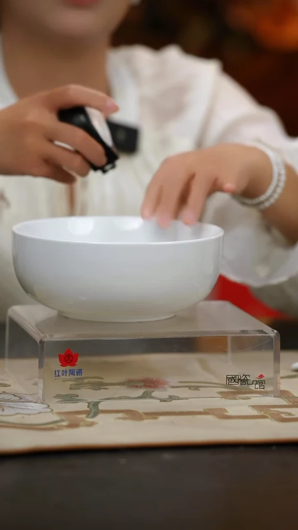2个微瑕白胎7英寸直口碗（无底款）