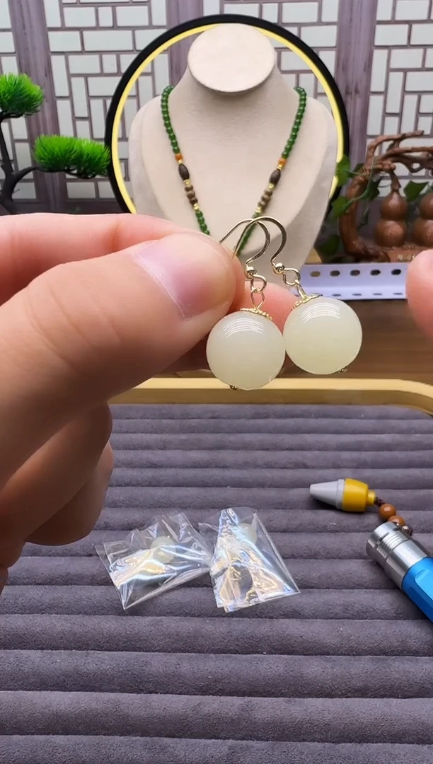 14K金镶嵌和田玉耳饰E24
