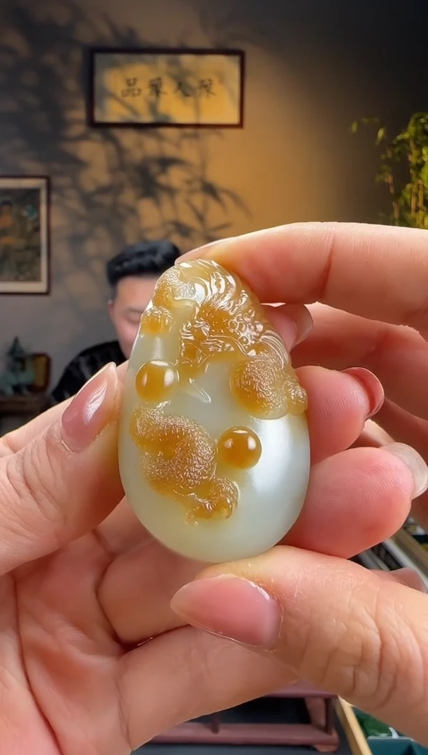 未镶嵌和田玉挂件l28冰糖黄俏色龙牌