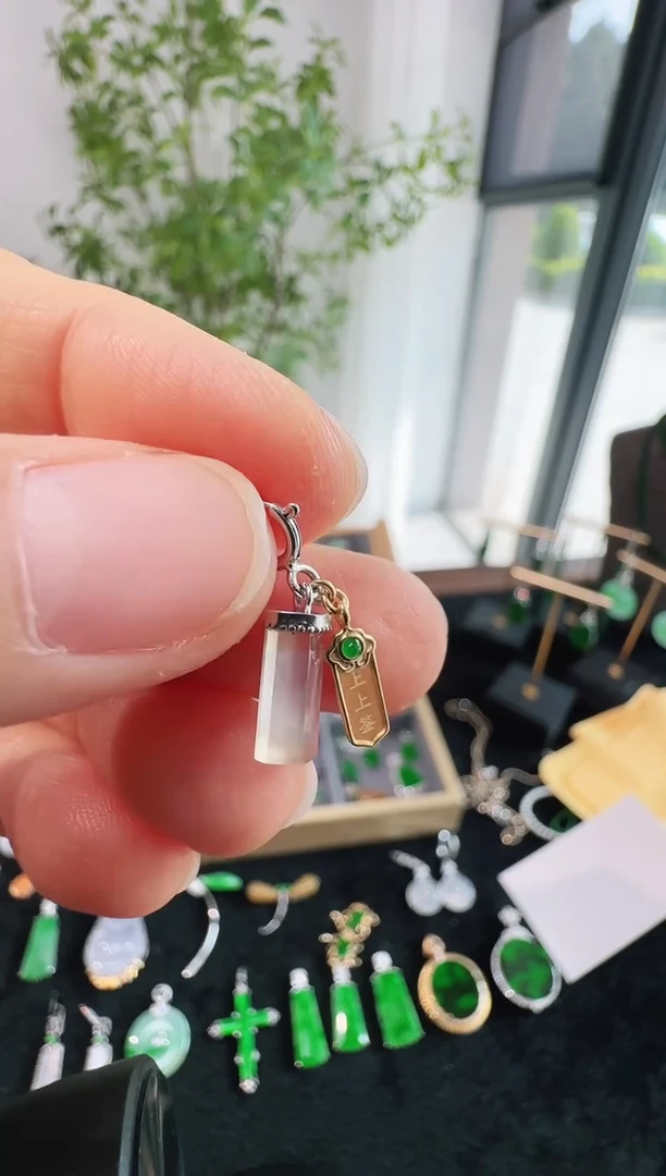 颈饰18K金镶嵌翡翠00001380