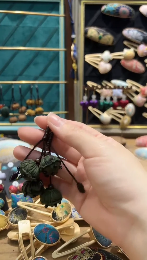 【闪购商品】【一物一拍车】墨绿色莲蓬耳环一对