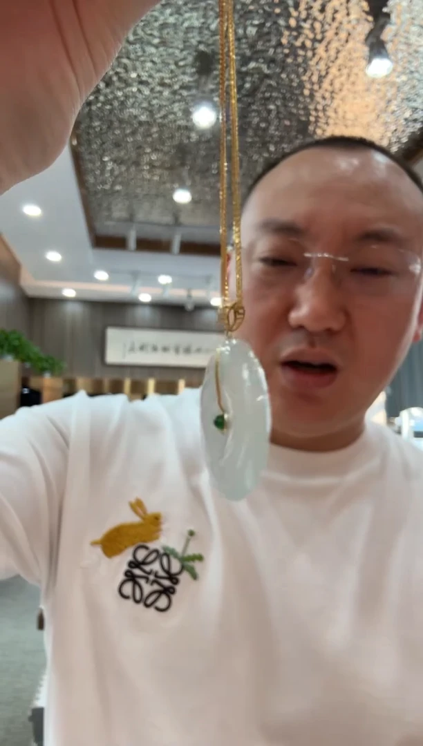 18K金镶嵌挂件翡翠A货翡翠多样性大