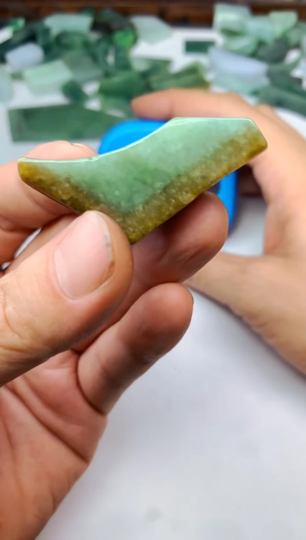颈饰未镶嵌翡翠郑*瑞料子