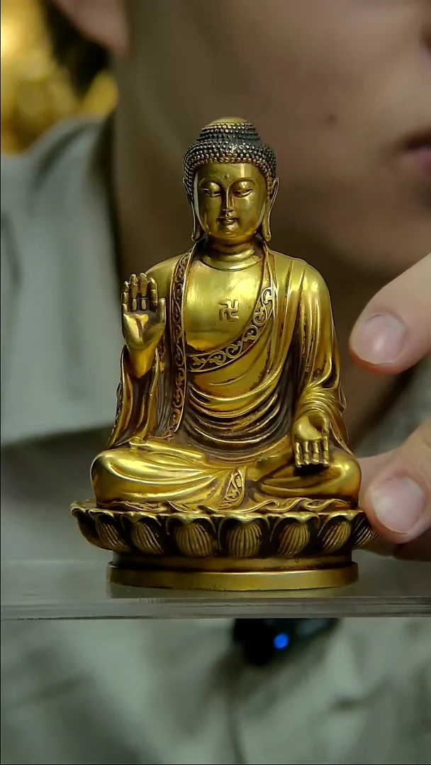 用**油铜像造像收藏释迦牟尼