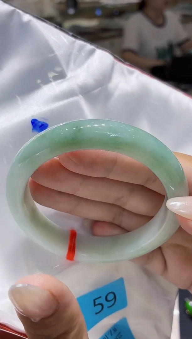 翡翠手镯未镶嵌翡翠手镯