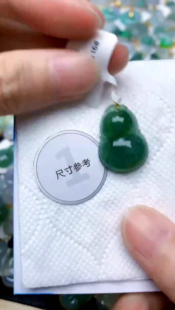 颈饰18K金镶嵌翡翠天然A货翡翠