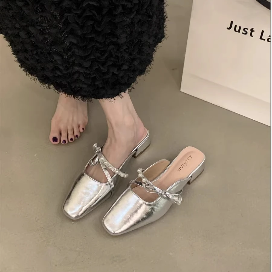 银色包头半拖鞋外穿女鞋2025年夏季新款法式珍珠浅口粗跟气质单鞋