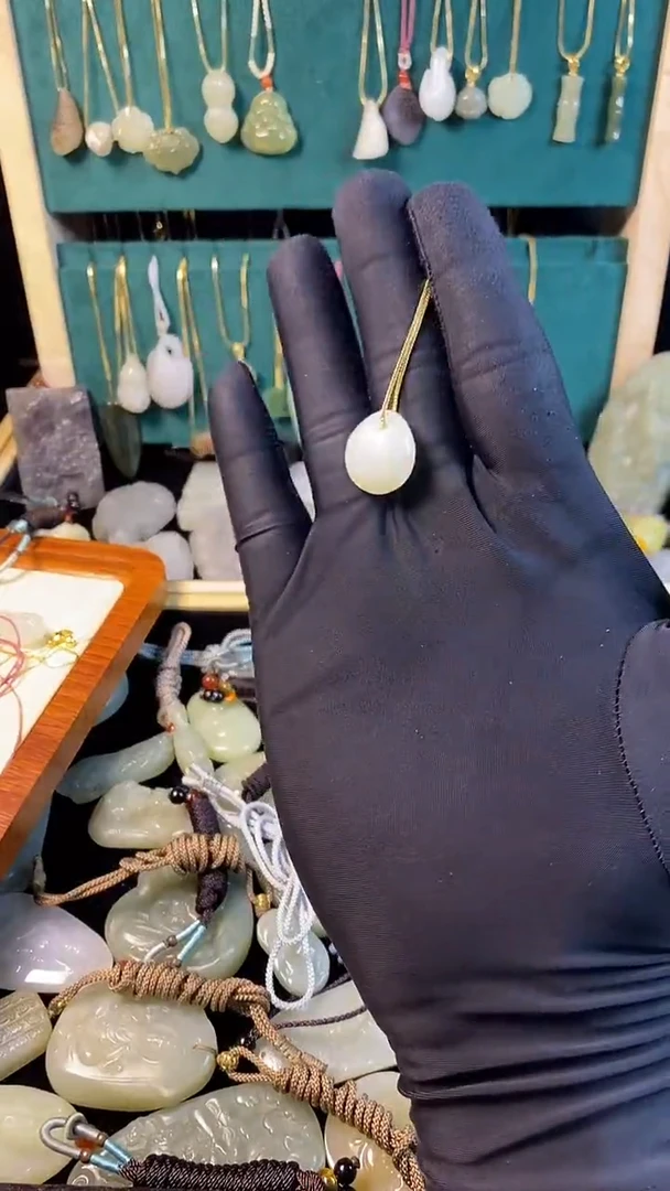 吊坠(赠链)未镶嵌和田玉38