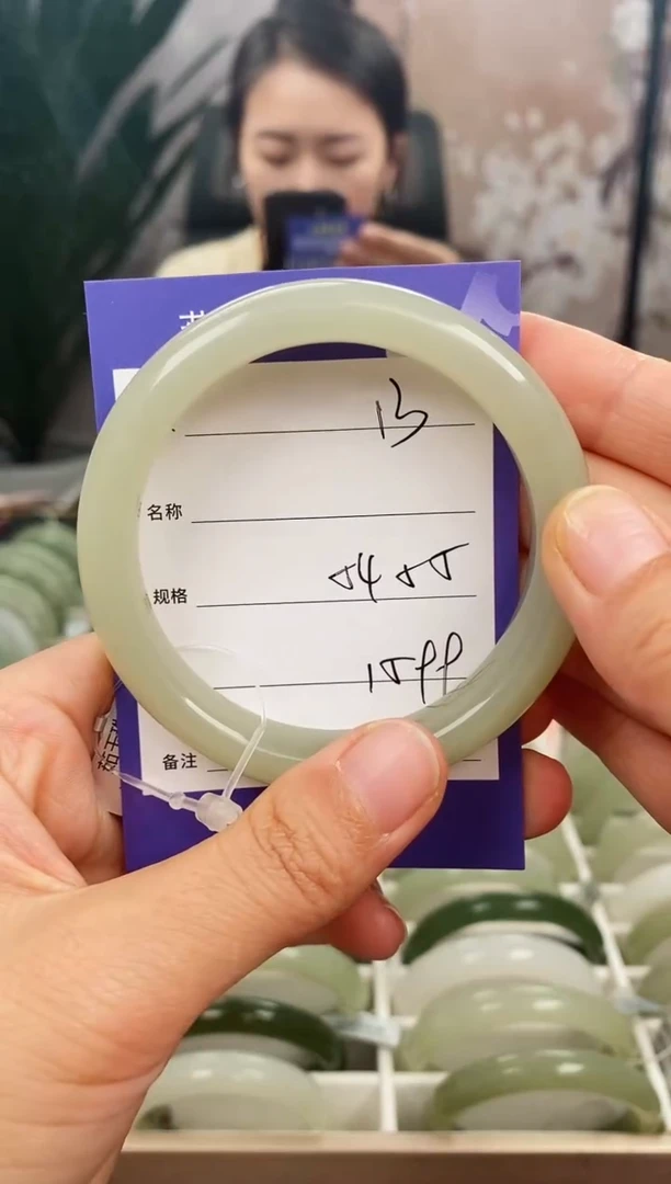 和田玉手镯未镶嵌微色差13