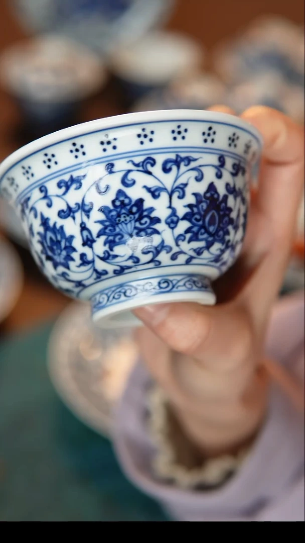 摆件陶缠枝连大压手