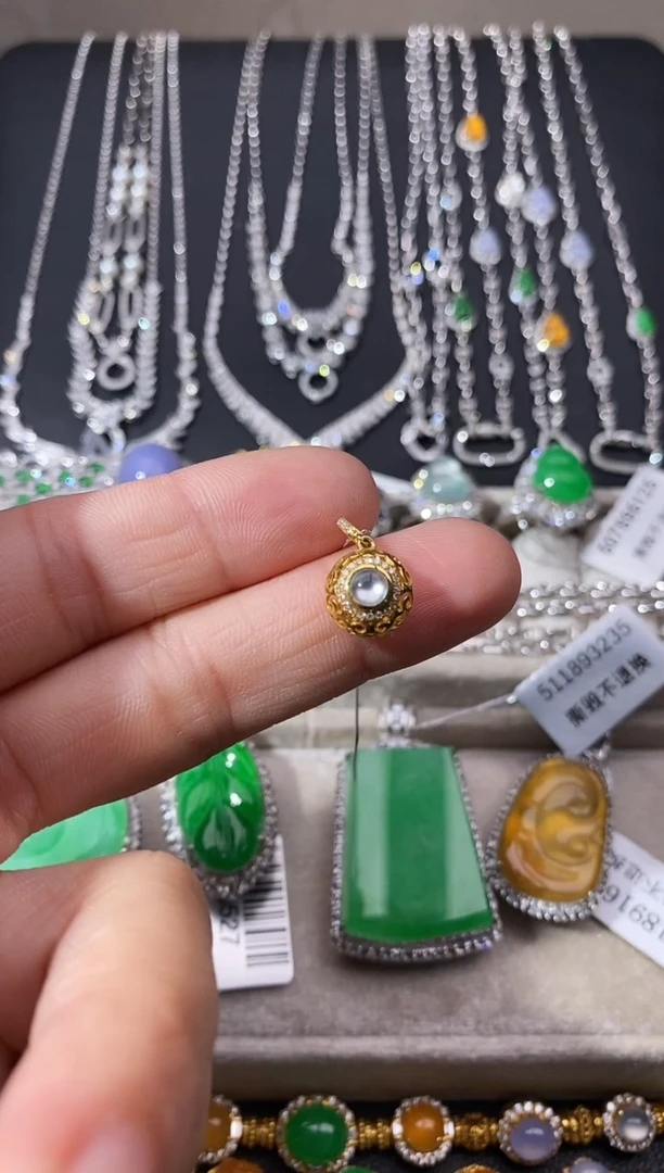 颈饰18K金镶嵌翡翠吊坠