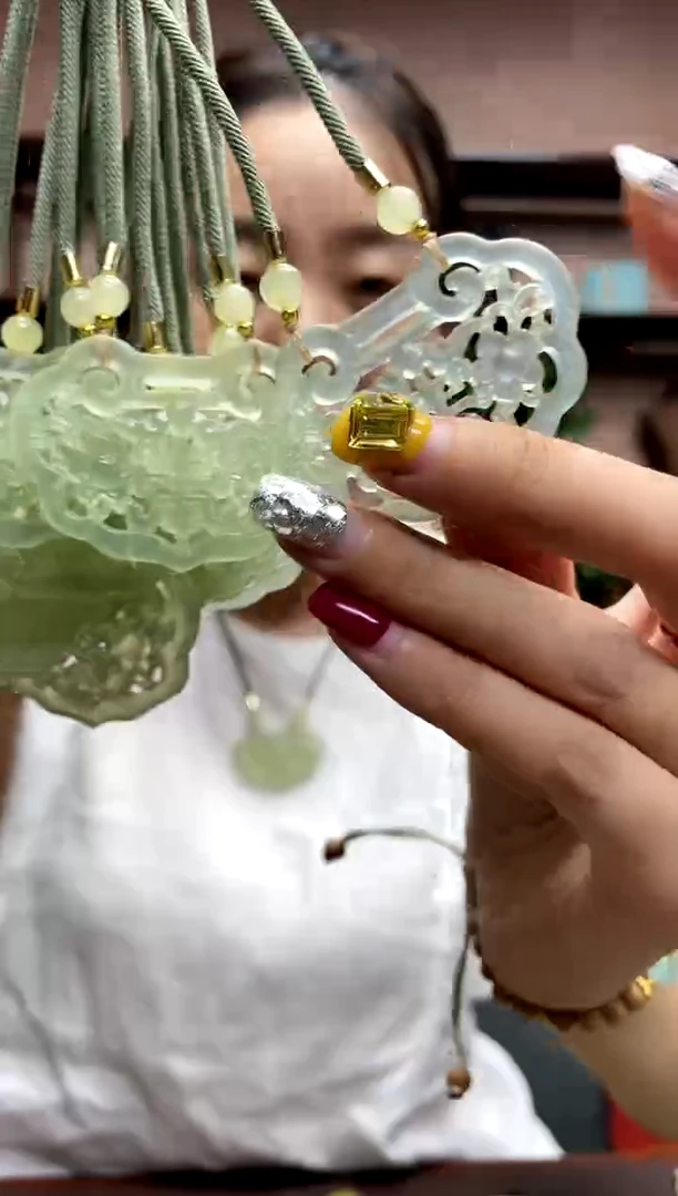 岫玉未镶嵌颈饰多样性发货发其中之一
