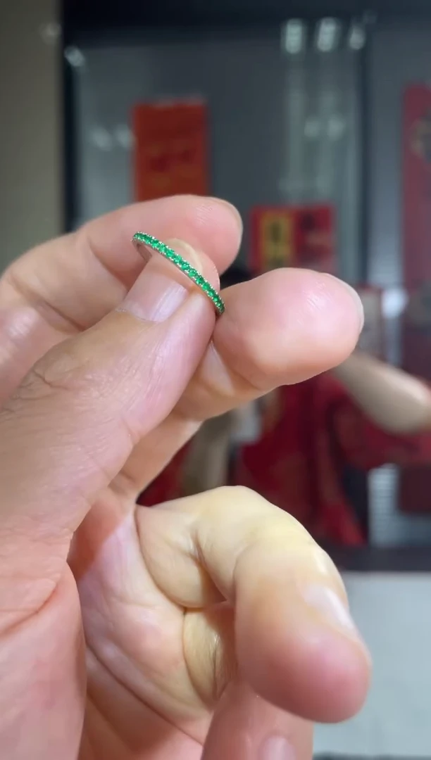 【闪购商品】祖母绿戒指18K金镶嵌斯瓦特满圈