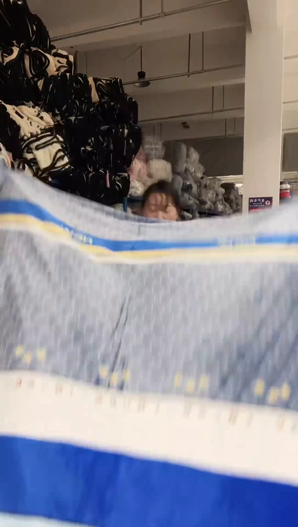 混纺主播手上展示的产品