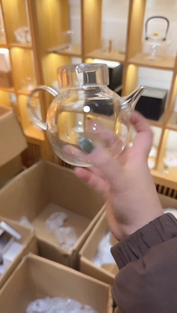 白色带盖小壶