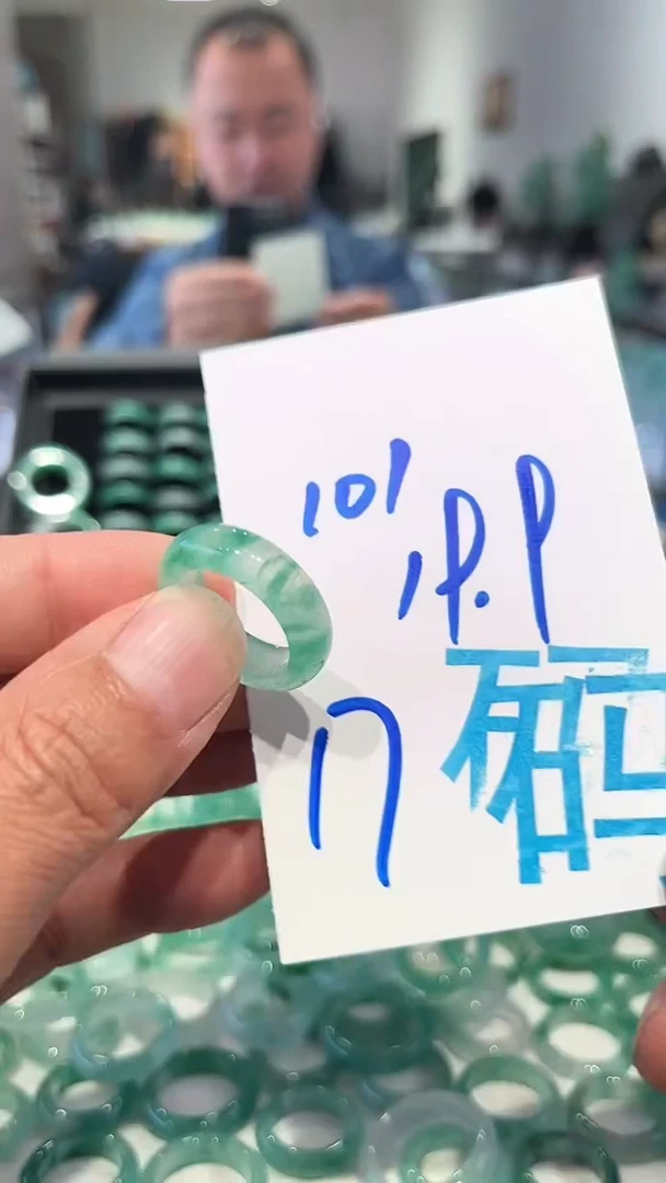 未镶嵌戒圈石英质玉非洲翠