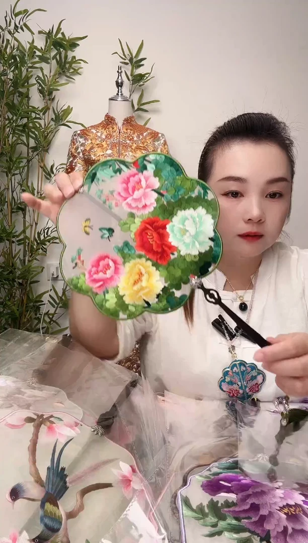 刺绣双面团扇绣花