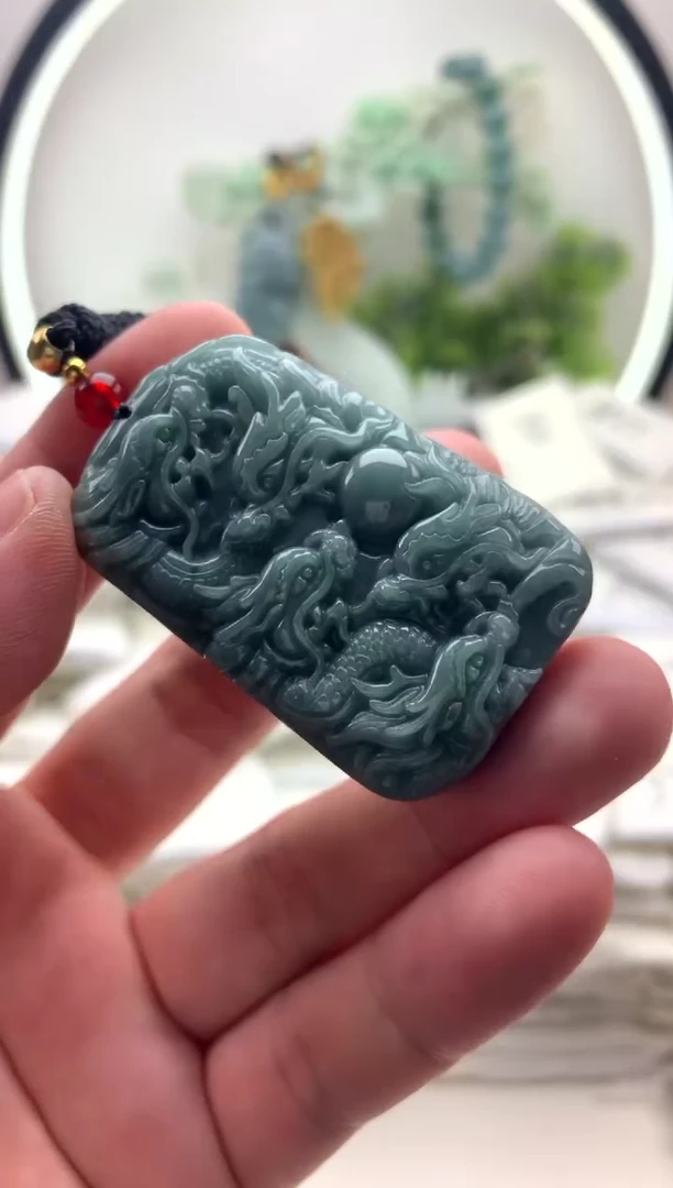 翡翠未镶嵌颈饰九龙