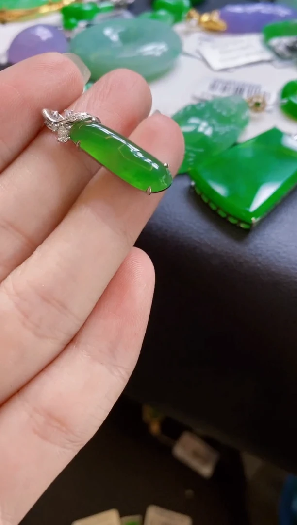 翡翠未镶嵌颈饰瓜