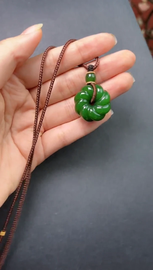 颈饰18K金镶嵌和田玉俄7莫比乌斯环吊坠