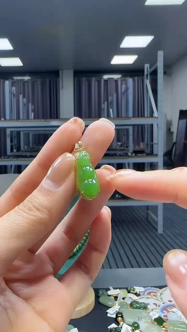 18K金镶嵌和田玉挂件1