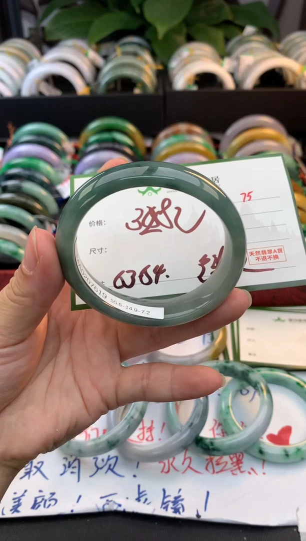 未镶嵌定制翡翠人***?毛货需精细抛光+多人